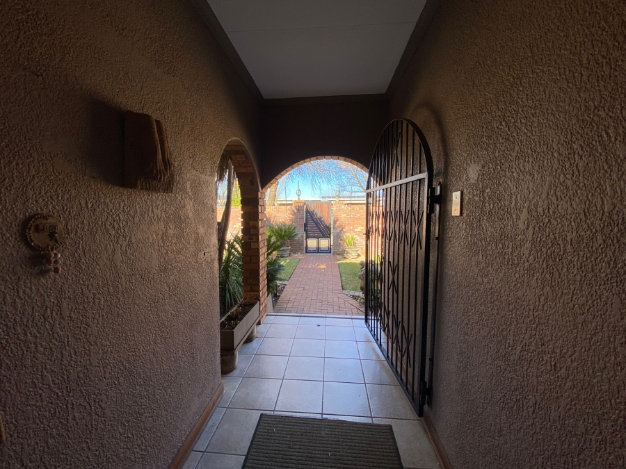 8 Bedroom Property for Sale in Grimbeeck Park North West